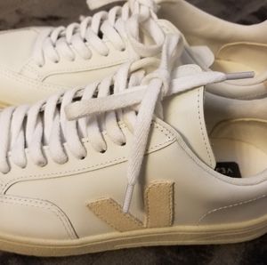 Veja V-12 size 7 white leather pale pink logo w box